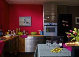 Drosmīgie krāsas un uzkrītošā preces Jūsu virtuvē. 6 spožas idejas