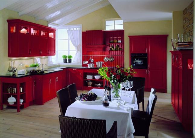 Virtuve ar sarkanu krāsu. Foto avots: 4studios.ru
