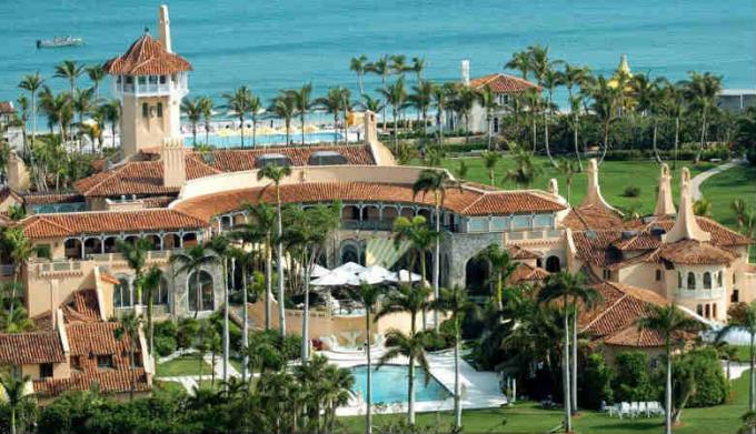 Mar-a-Lago Palm Beach. Privāts Club Hotel. Teiksim, tas tiek lēsta 200 miljoni. $. Tas padara peļņu $ 15 miljoni. ASV dolāru gadā. (Image Source - Yandex-bildes)