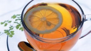 Ja jūs regulāri dzert tēju ar citronu no rīta, var būtiski uzlabot ādas stāvokli. Viņš dod spēku un ādas elastību, novērš ar vecumu saistītas izmaiņas. 