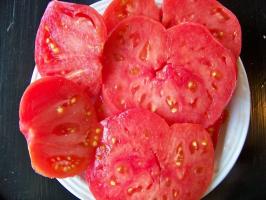 8 neparasti un garšīgi šķirņu tomāti