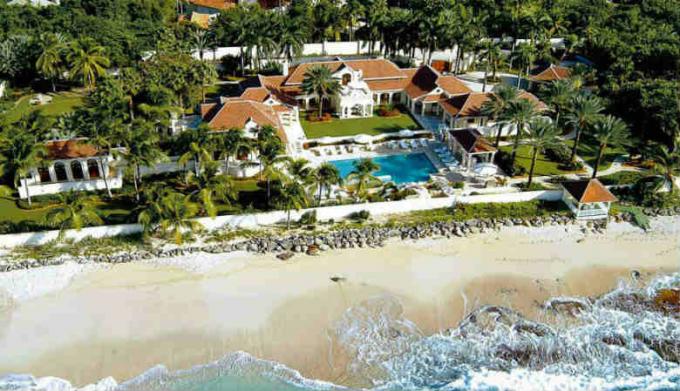 Le Chateau de Palmer St Maarten. 45. ASV prezidents pats, prasa šo villu ", viens no lielākajiem privātajiem dzīvesvietām pasaulē." Nomas cena par sitieniem ir 28000 amerikāņu naudu. Noma ir iespējama vismaz 5 dienas. (Image Source - Yandex-bildes)