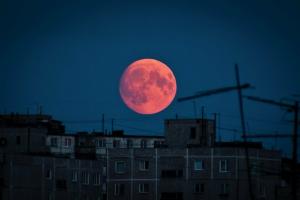 "Asiņainā" mēness. Kā Mēness aptumsumu cilvēku veselību?