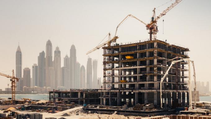 Process un būvniecības debesskrāpja Apvienotajos Arābu Emirātos