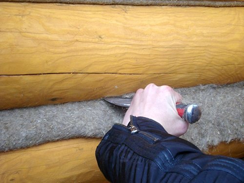 Kanādas versija kausa ar tapas vērā, lai gan sarežģī mezglā, bet silta un izturīga savienojumu, jo šādas vrubka novērš pūšanas pie stūra māju.