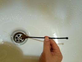 Vienkāršs, bet ļoti efektīvs veids, kā bez sloksņošanas sifonu iztīrīt aizplūšanu vannasistabā matiem.