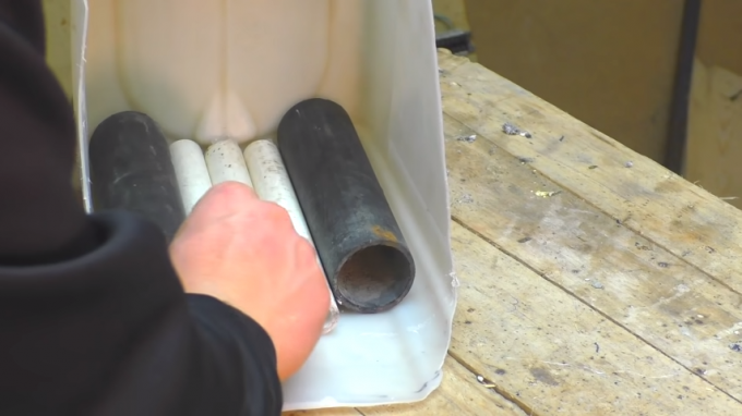 To uzstādot plastmasas caurulīti kārbā process. Avots: https://www.youtube.com/watch? v = 5VGl8hqwWjk