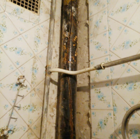 Housing remonta sasniegts un vannas istabā (piemēram, dzelzs caurules tiek mainīts uz plastmasas)