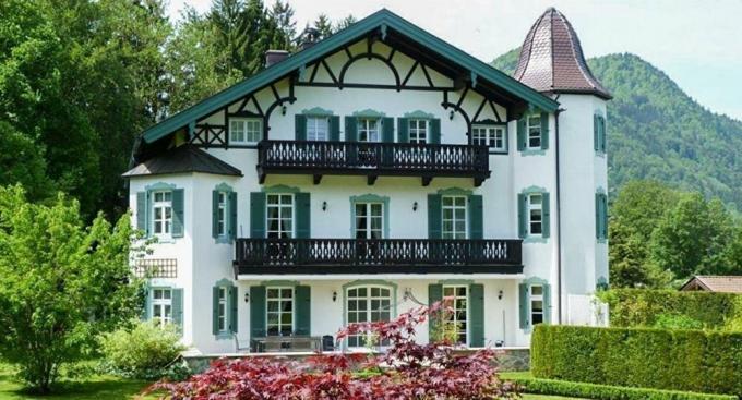 Mansion Gorbačovs Bavārijas Alpos. Saskaņā ar dažiem avotiem - pārdošanai.