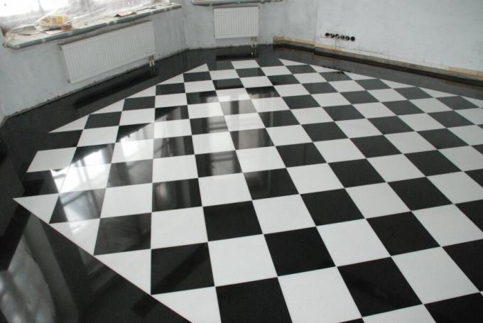 grīda izklāta diagonāli vizuāli paplašina telpu.