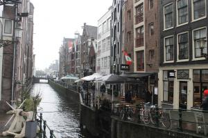 Kāpēc Amsterdama līknes mājās: izrādās, tāpēc viņi bija spiesti būvēt
