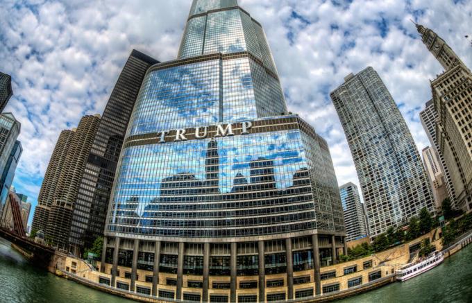 Tas ir ēka, kurā Trump dzīvoklis aizņem 3 stāvos penthouse uz augšējiem stāviem. (Image Source - Yandex-bildes)