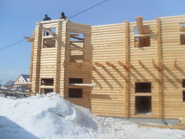 Building māju koka ziemā.