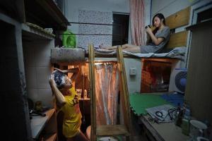 Kapsulas dzīvokļi Ķīnā, un to, kā izdzīvot kastē zem ledusskapja