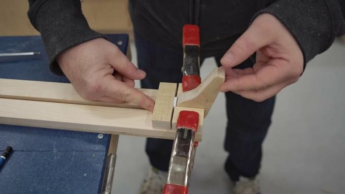 no vietas - https://ibuildit.ca/projects/how-to-make-a-straightedge-guide/