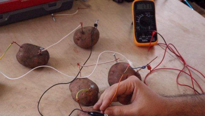 LED gaismas spilgti pietiekami, ja daži kartupeļi ir saslēgti virknē - paralēli