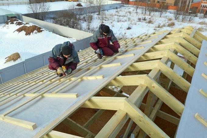 Wind-ūdens necaurlaidīgu membrānu, latojums un kontrobreshetka jumts. Foto pakalpojums ar Yandex attēliem.