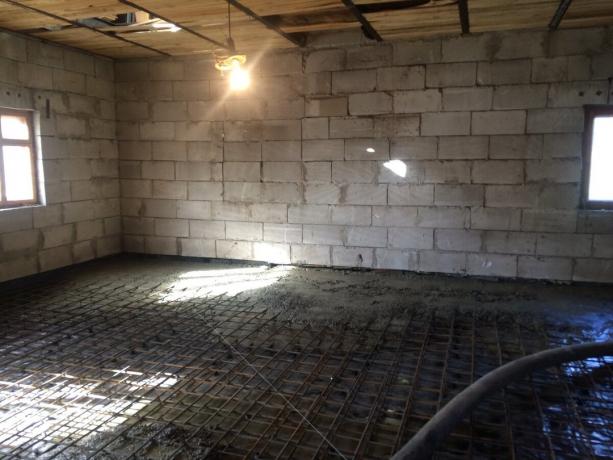No betonēšanas grīdas plāksne pirmajā stāvā process.
