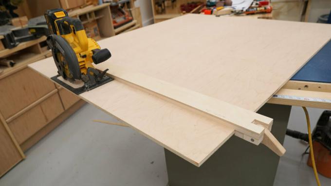 no vietas - https://ibuildit.ca/projects/how-to-make-a-straightedge-guide/