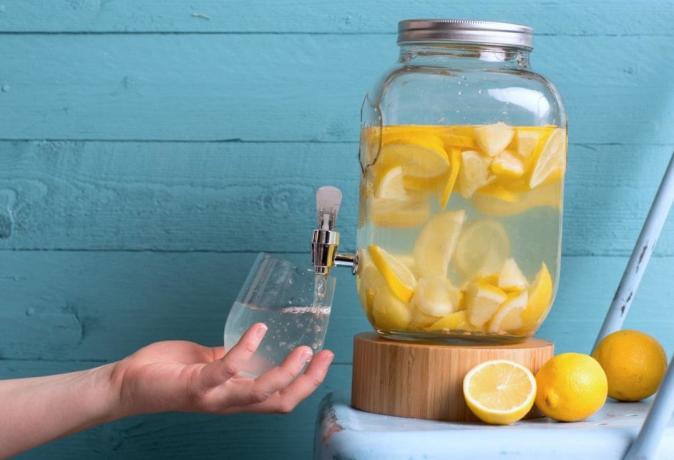 Kāds ir ieguvums no citronu ūdens?