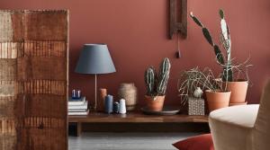 Vai jūs zināt, kā harmoniski apvienot dažādās krāsās un toņos sienām, mēbelēm un dekoratīviem elementiem. 8 dizaina ieteikumi