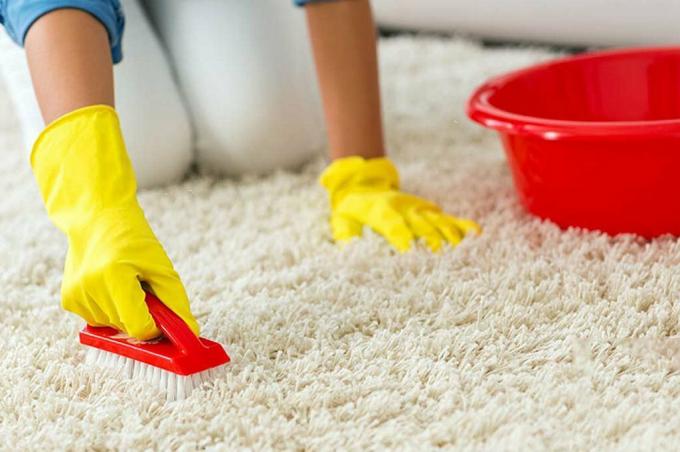 Kā tīrīt paklāju bez speciāliem rīkiem?
