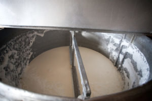 Pakāpeniski pievieno piena raudzēts piena sūkalas. Pēc sajaukšanas satura koagulētu. 