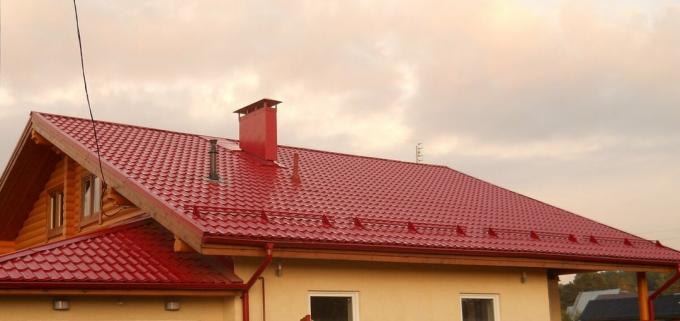 Jumta ar jumtu - metāls ir pabeigta formā. Attēls ar Yandeks.Kartinki pakalpojumu.